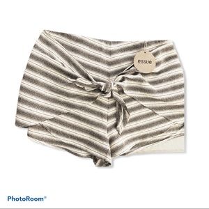 NWT, Essue brand Tie front shorts sz Large